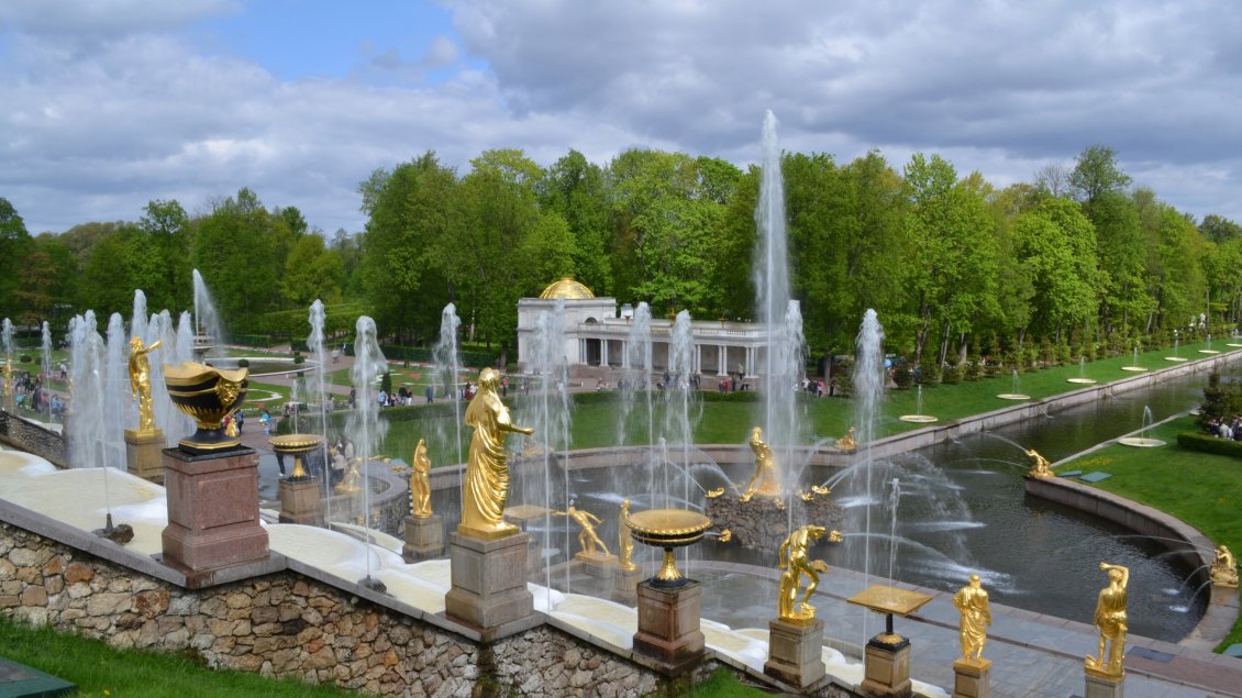 Download Wallpaper Peterhof fountains - Palace and park
