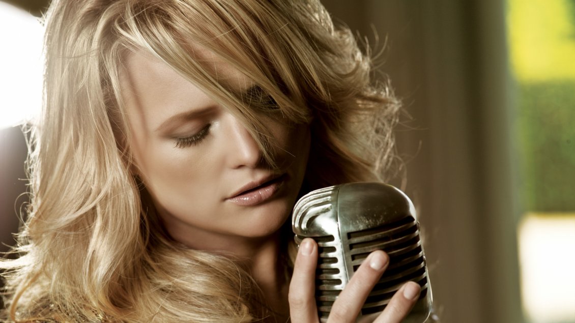 Download Wallpaper Blonde Miranda Lambert sings at the microphone
