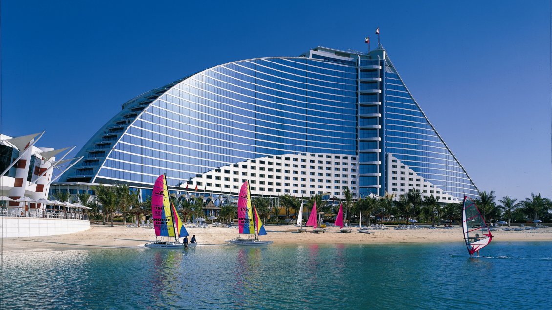 Download Wallpaper Jumeirah hotel on the beach from Dubai