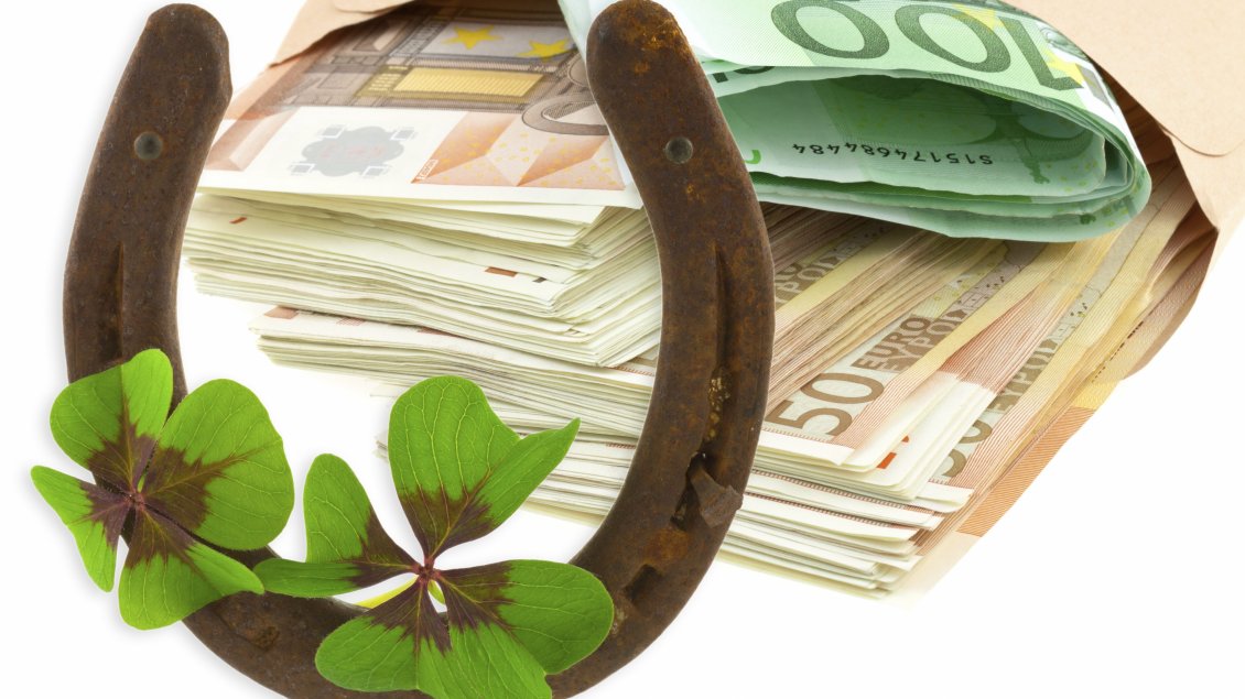 Download Wallpaper A horseshoe, a four leaf clover and a lot of money