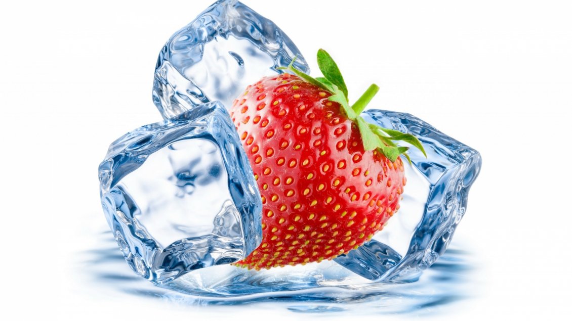 Download Wallpaper Strawberry between the ice cubes
