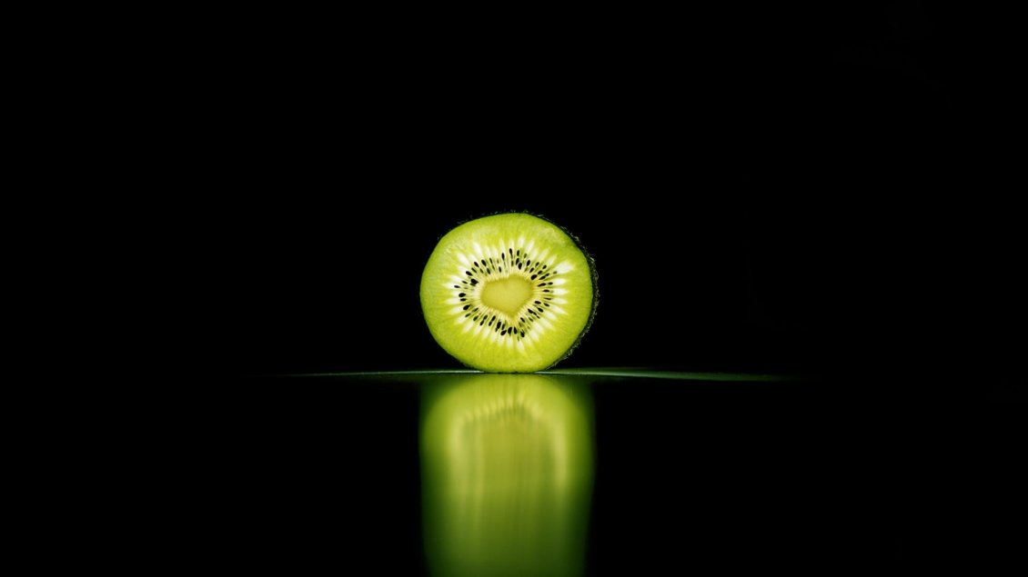 Download Wallpaper Half a kiwi on the dark space reflected in the glass