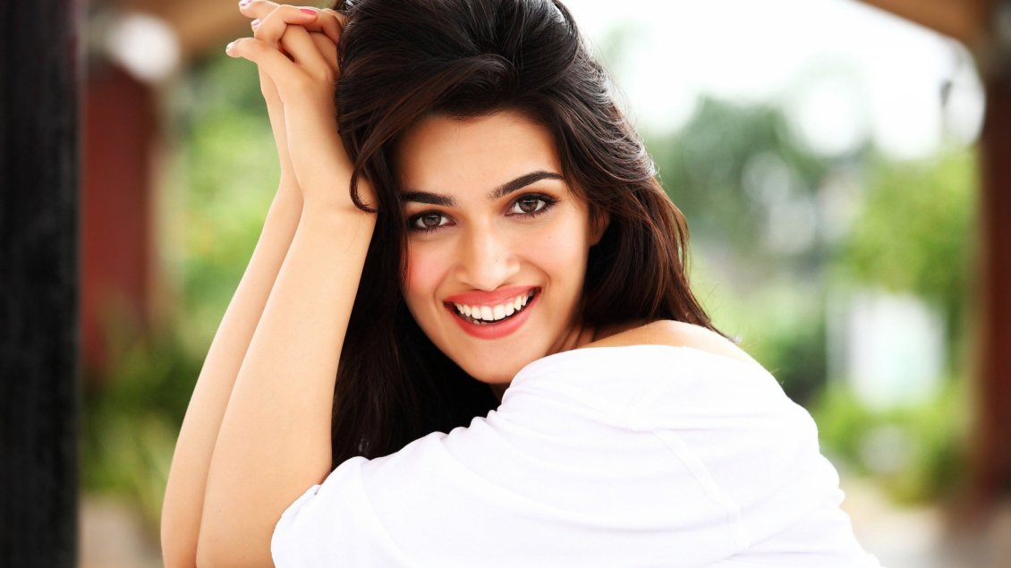 Download Wallpaper Kriti Sanon in white shirt and with a smile on her face