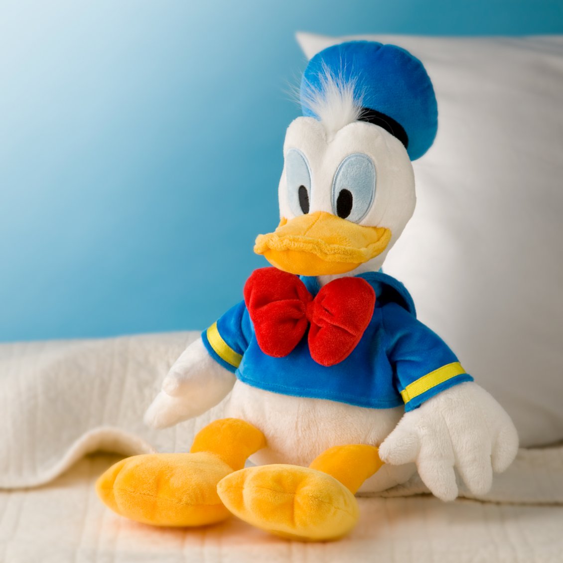 Download Wallpaper Donald Duck, plush toy on the sofa