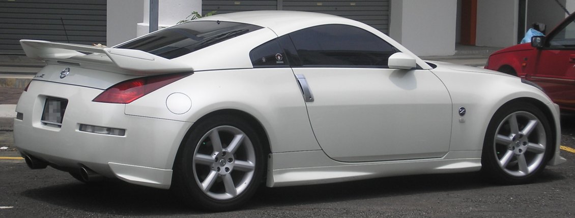 Download Wallpaper White Nissan 350Z in the parking