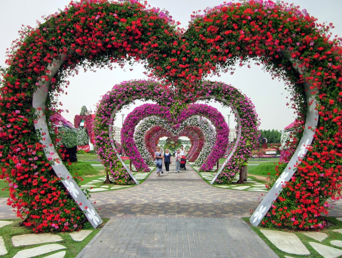 Download Wallpaper Red and pink flower tunnel in the form of hearts