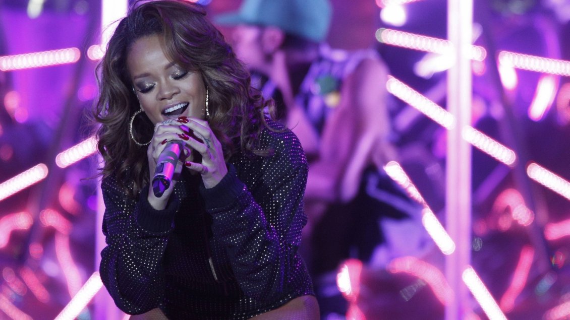 Download Wallpaper Rihanna sings in a concert - Singer wallpaper