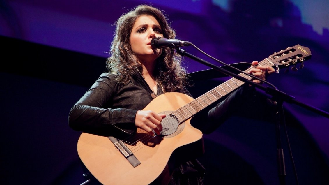 Download Wallpaper Katie Melua sings with a guitar on a scene
