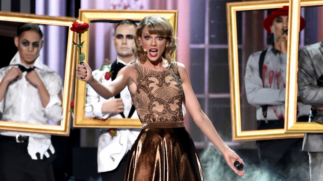 Download Wallpaper Taylor Swift sings on scene with a red rose in hand