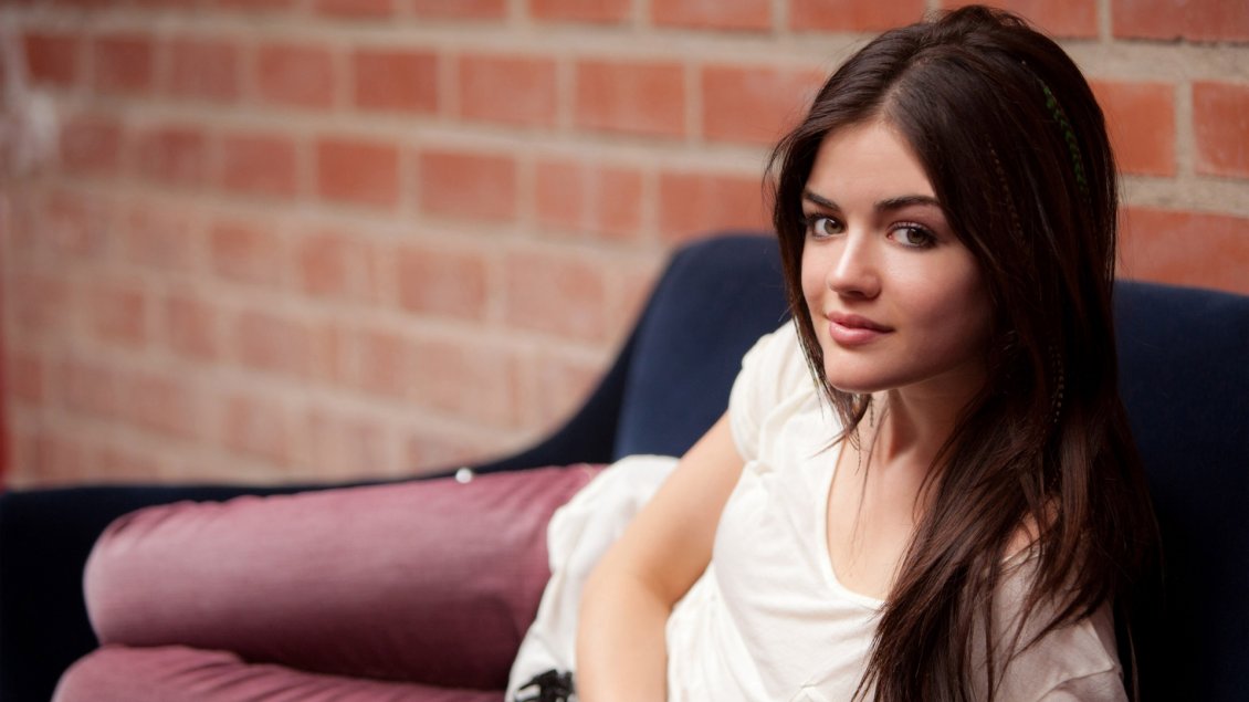 Download Wallpaper Beautiful Lucy Hale relax on the blue sofa
