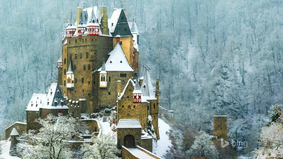 Download Wallpaper Burg Eltz castle from Germany - Building in mountains