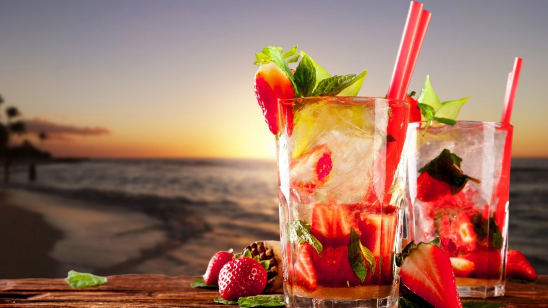 Download Wallpaper Cocktails made of strawberries and mint on beach