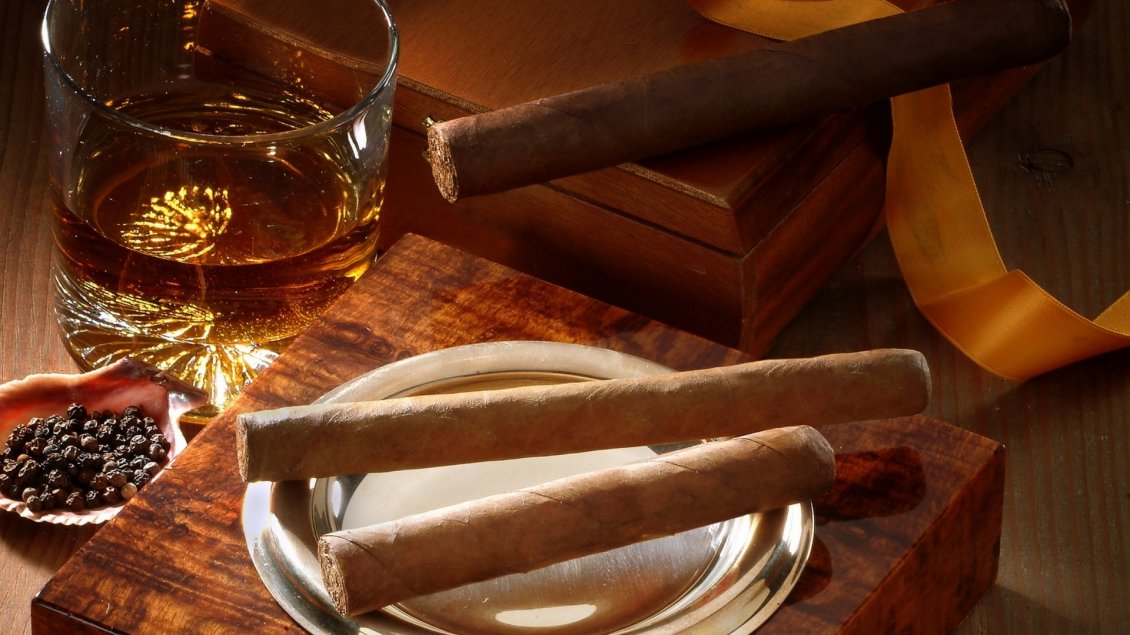 Download Wallpaper A glass with whiskey and cigars on a table