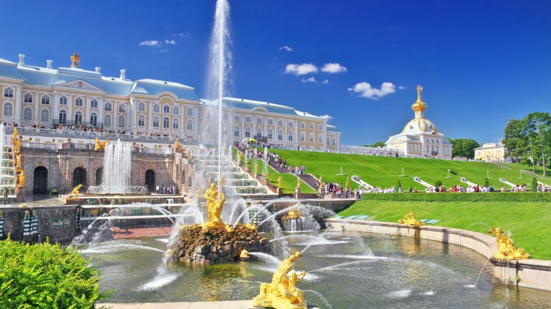 Download Wallpaper Amazing fountain from front of Peterhof Palace