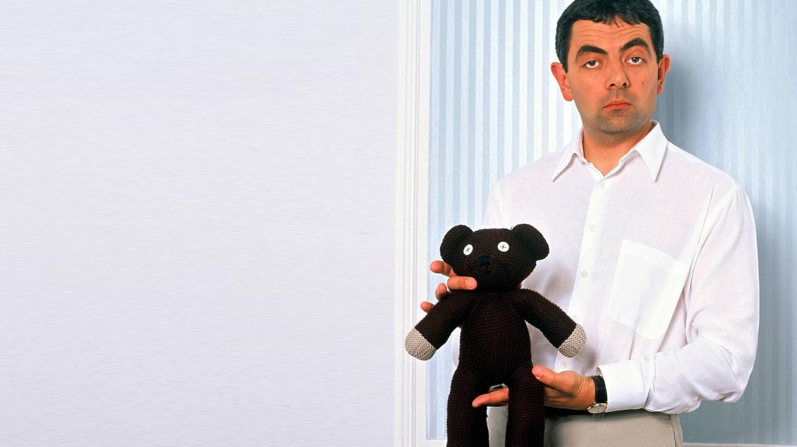 Download Wallpaper The comedian Mr Bean with his toy