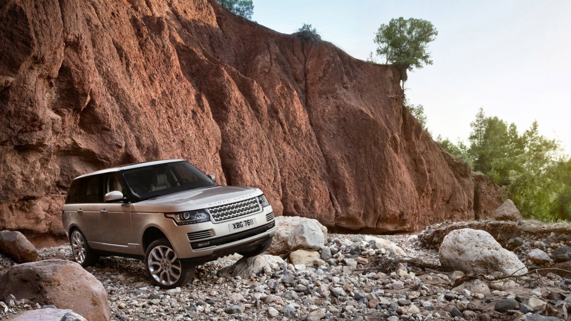 Download Wallpaper Gray Range Rover on the rocks