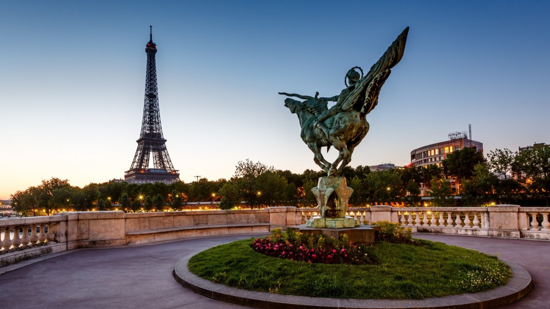 Download Wallpaper Reborn statue and Tower Eiffel from France