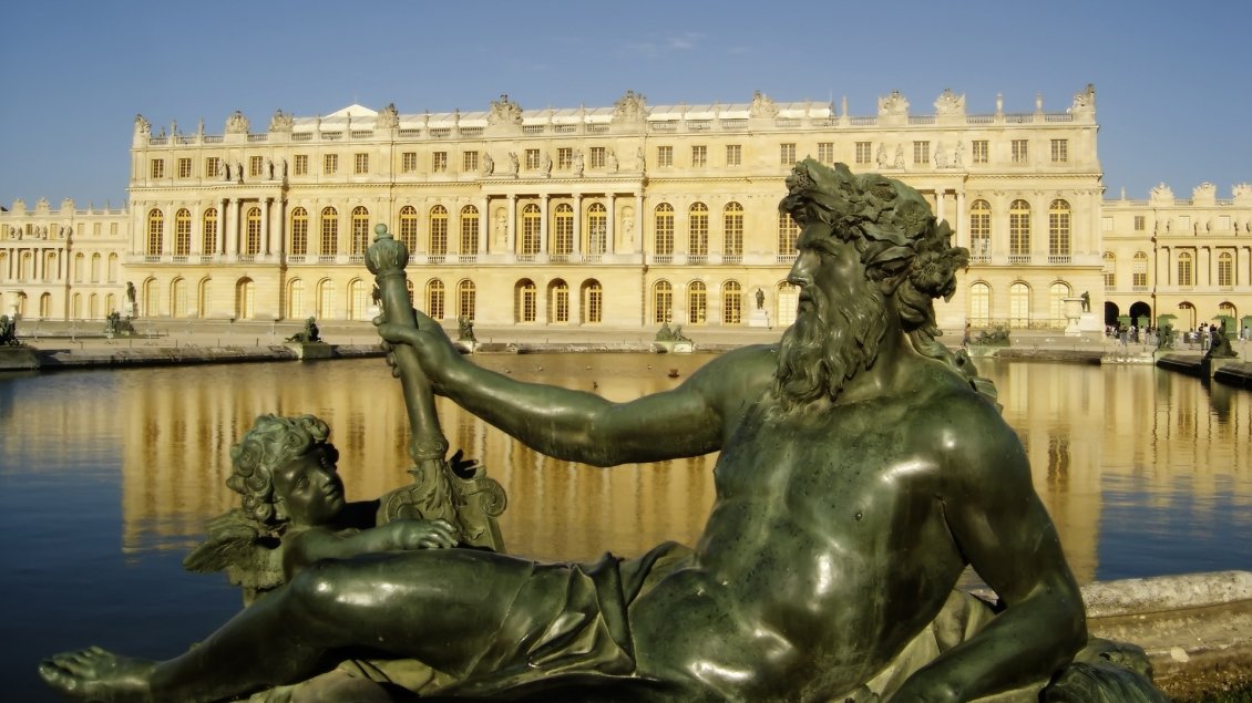 Download Wallpaper Palace of Versailles and a statue - France wallpaper