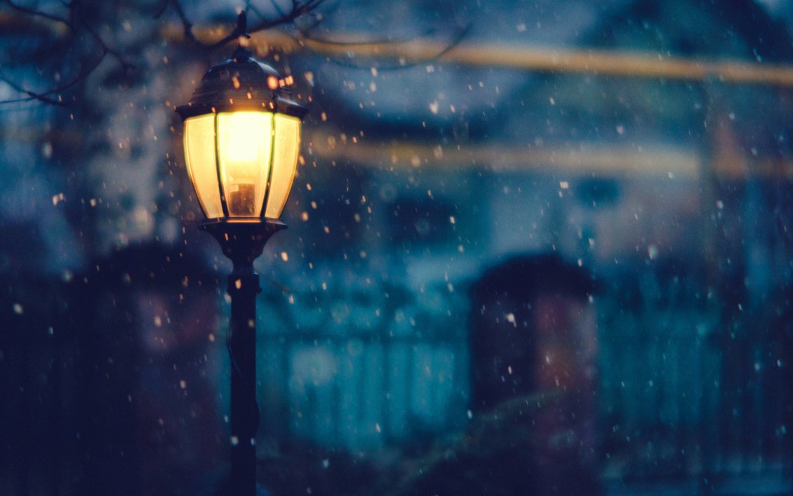 Download Wallpaper Light on the street in a cold winter night