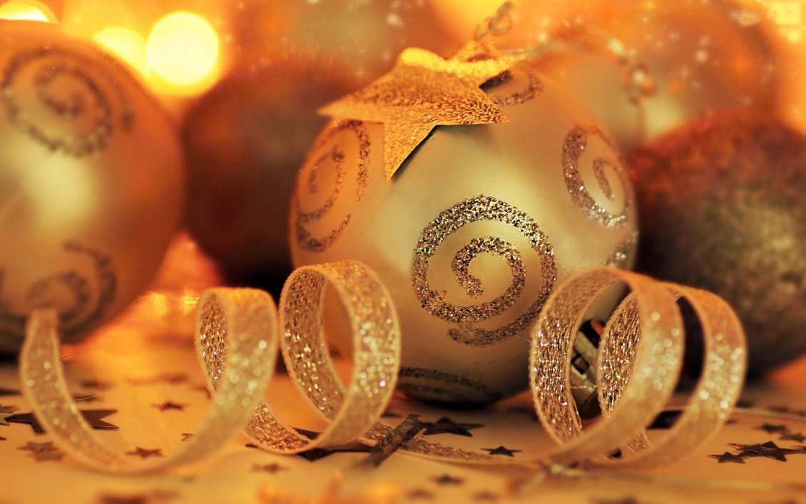 Download Wallpaper Golden Christmas bals and ribbon for presents