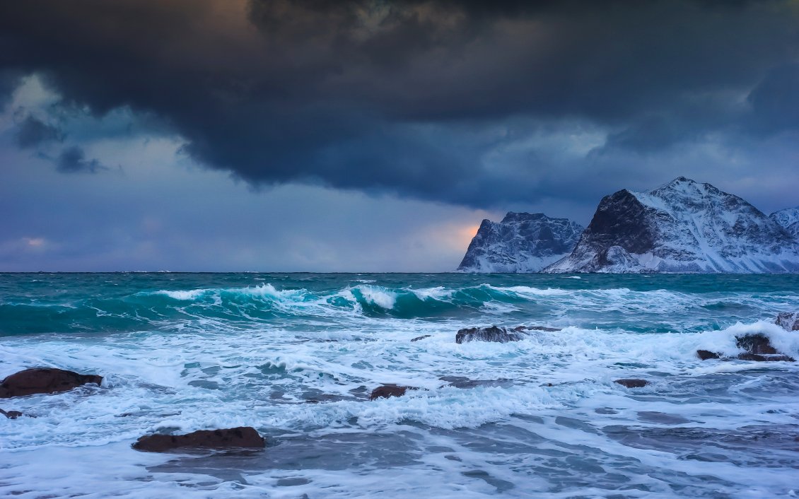 Download Wallpaper Storm at sea in a cold winter day