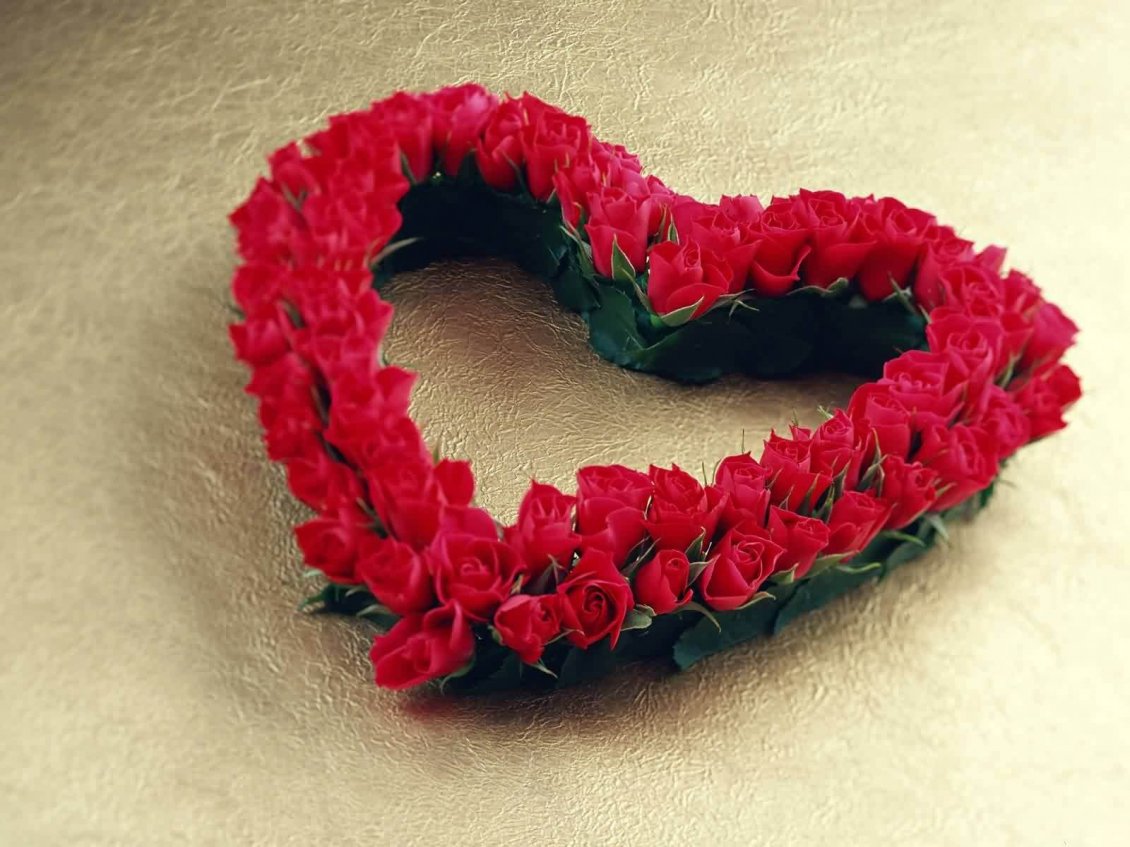 Download Wallpaper Beautiful heart made from red roses - Valentine's Day