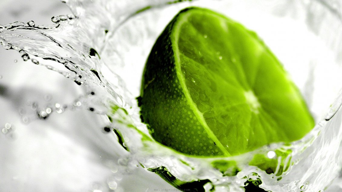 Download Wallpaper Green lime in the water - delicious fresh drink
