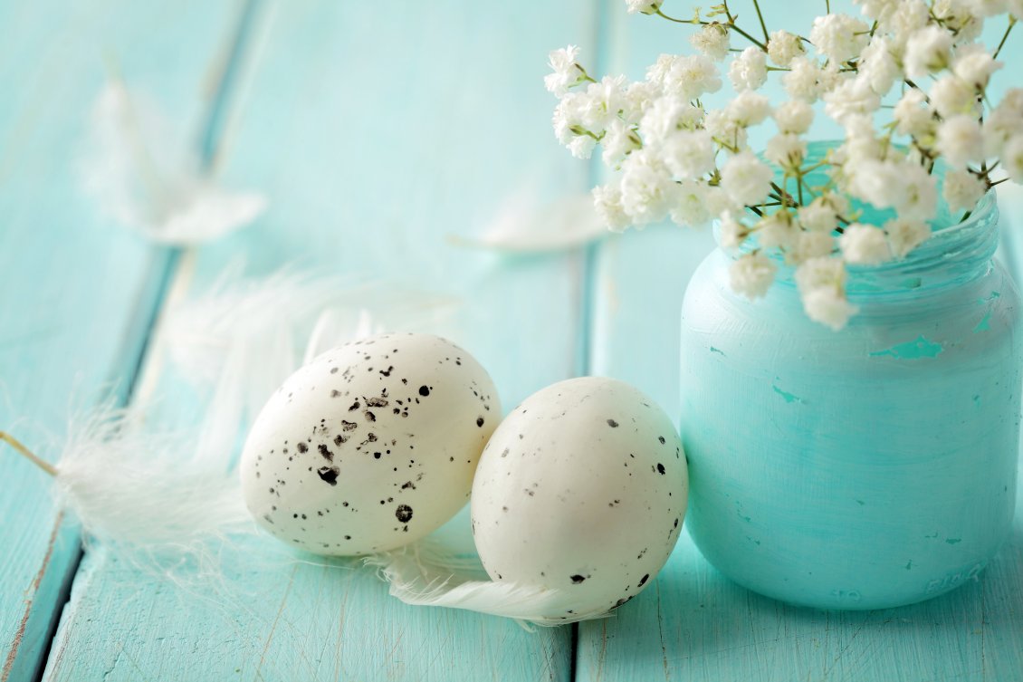 Download Wallpaper White Easter eggs and a bouquet of flowers