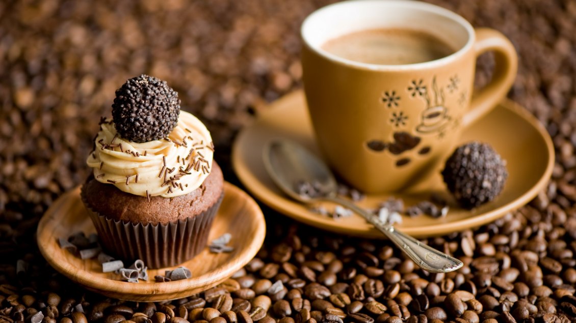 Download Wallpaper Carpet made of coffee beans - Delicious muffin and coffee