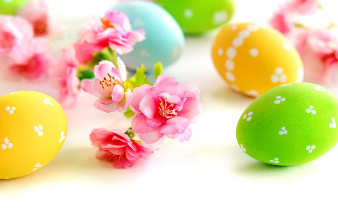 Download Wallpaper Spring flowers and Easter eggs - Happy Holiday