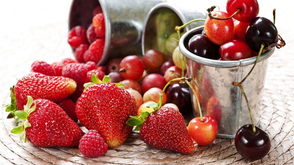 Download Wallpaper Berries and strawberries - fruits of June