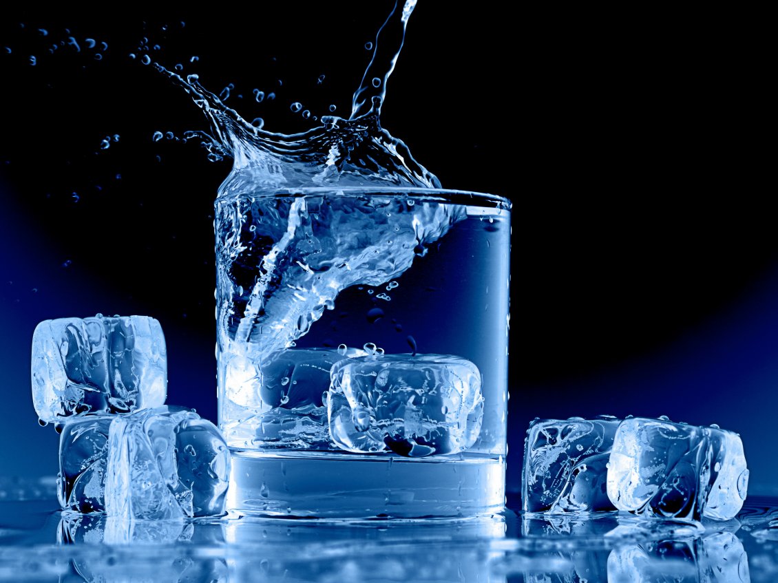 Download Wallpaper Water in a glass full with ice cubes - HD wallpaper