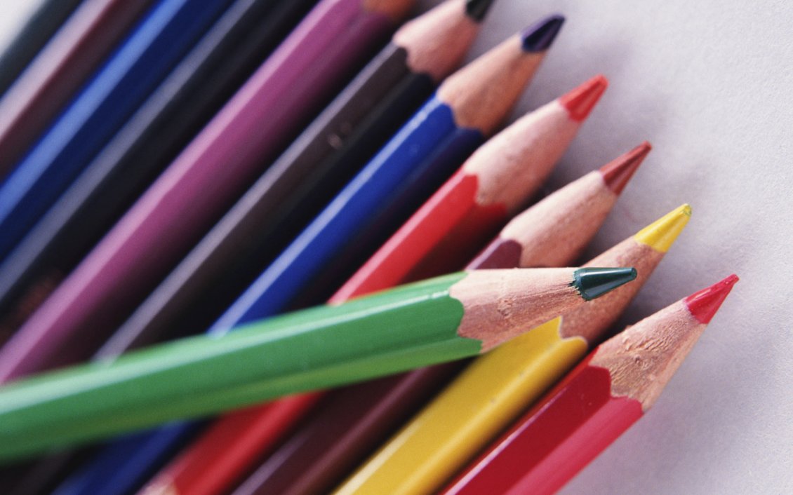 Download Wallpaper Color crayons for a new year of school - HD wallpaper
