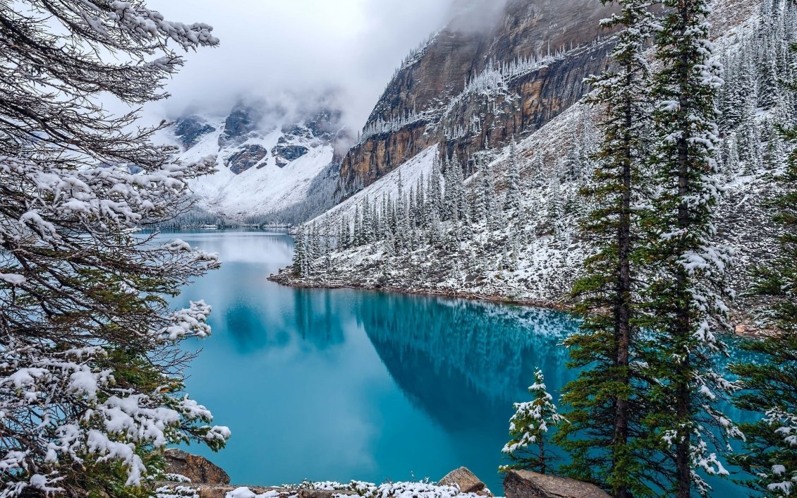 Download Wallpaper Wonderful blue mountain lake in the winter season