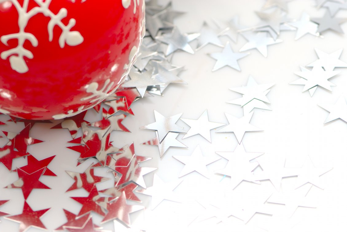 Download Wallpaper Silver stars and one red Christmas ball
