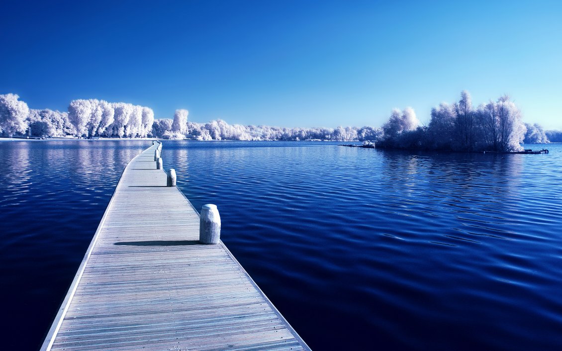 Download Wallpaper Wonderful blue lake in the cold winter season
