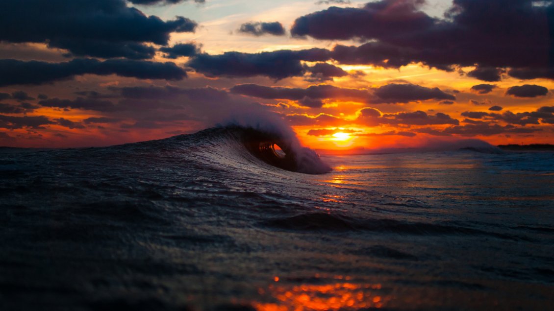 Download Wallpaper Big waves in the cold ocean water - Wonderful sunset