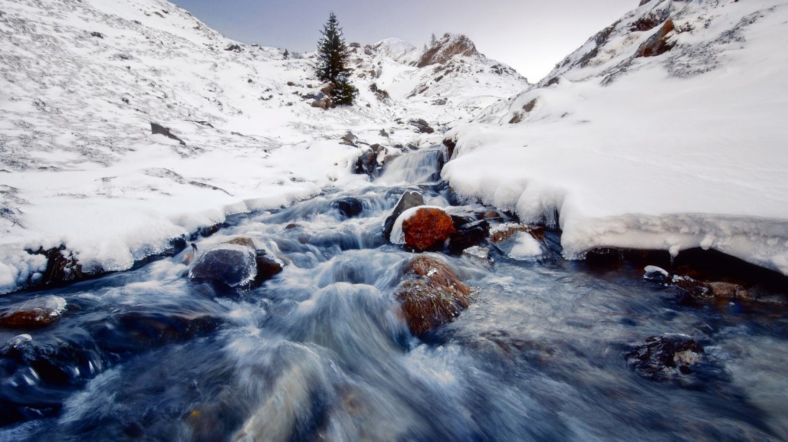 Download Wallpaper Cold mountain water in the winter season