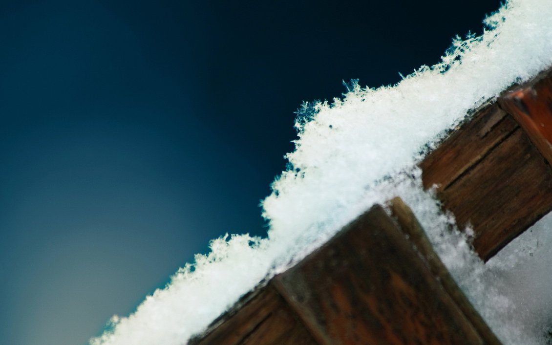 Download Wallpaper Macro ice on a piece of wood - Blue background