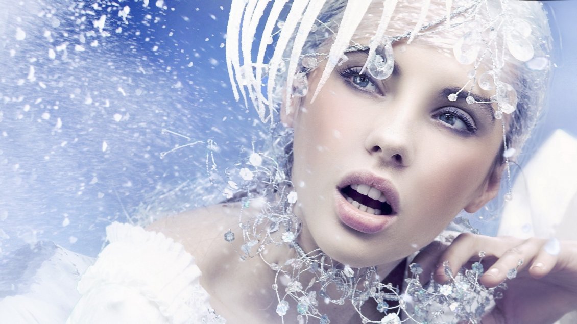 Download Wallpaper Magic winter make-up - Crystals on the wall