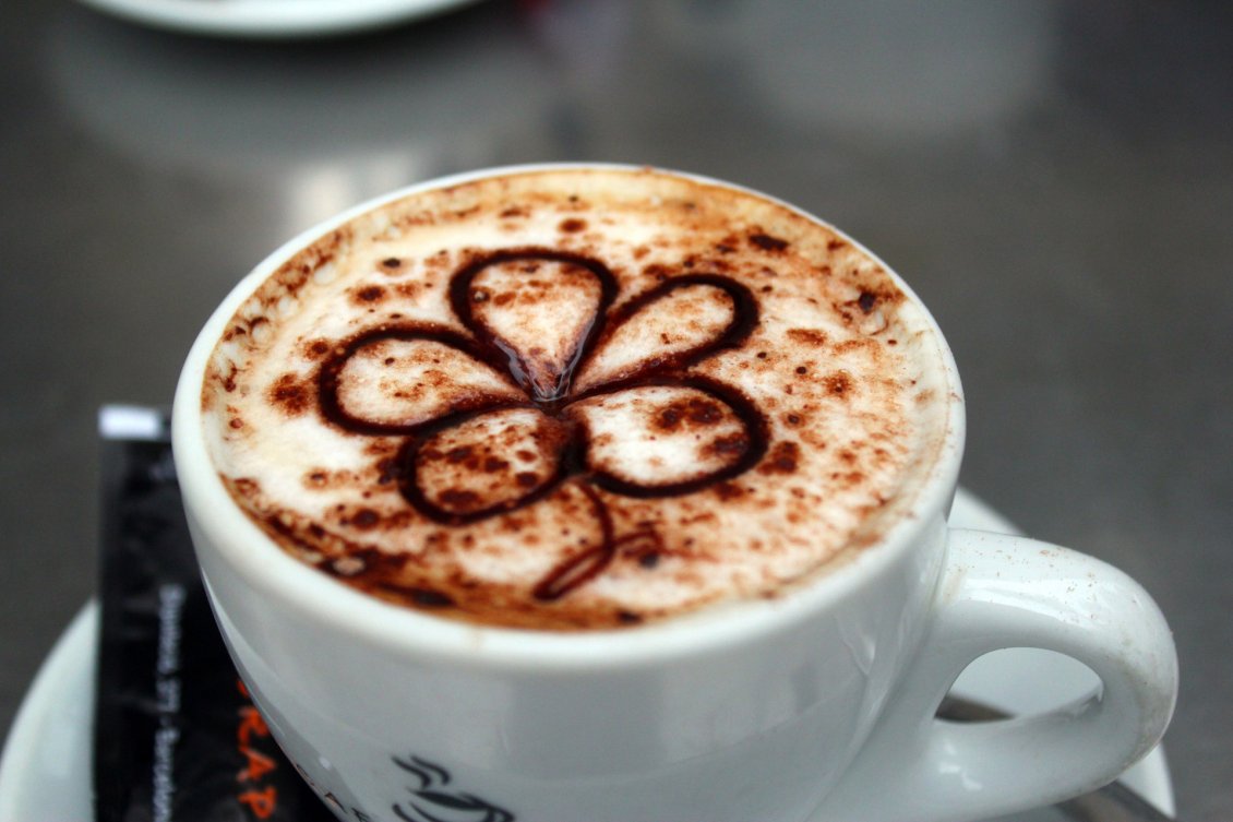 Download Wallpaper Spring flower in a cup of coffee - HD wallpaper