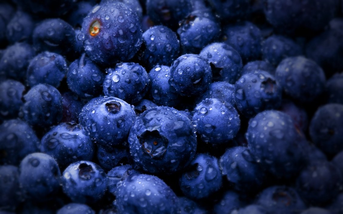 Download Wallpaper Big water drops on delicious blueberries - Macro wallpaper