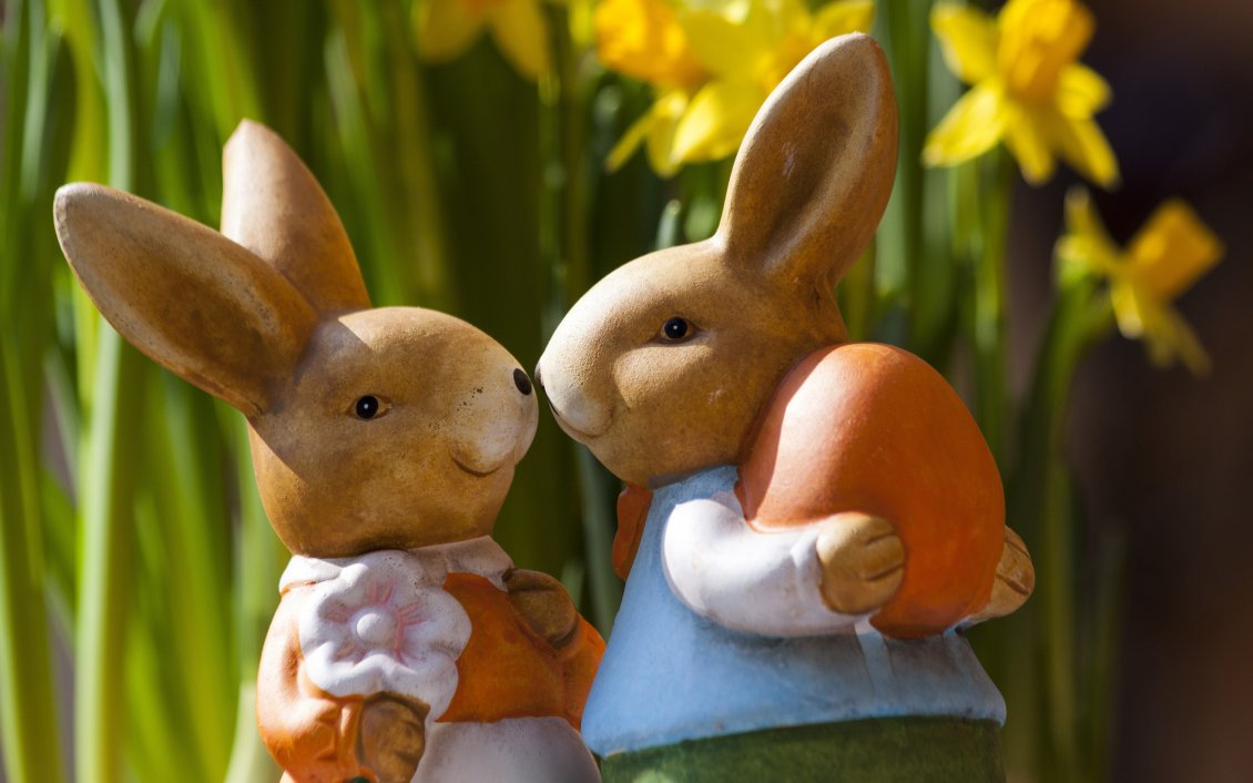 Download Wallpaper Sweet figurines of Easter rabbits and eggs - Happy Holiday