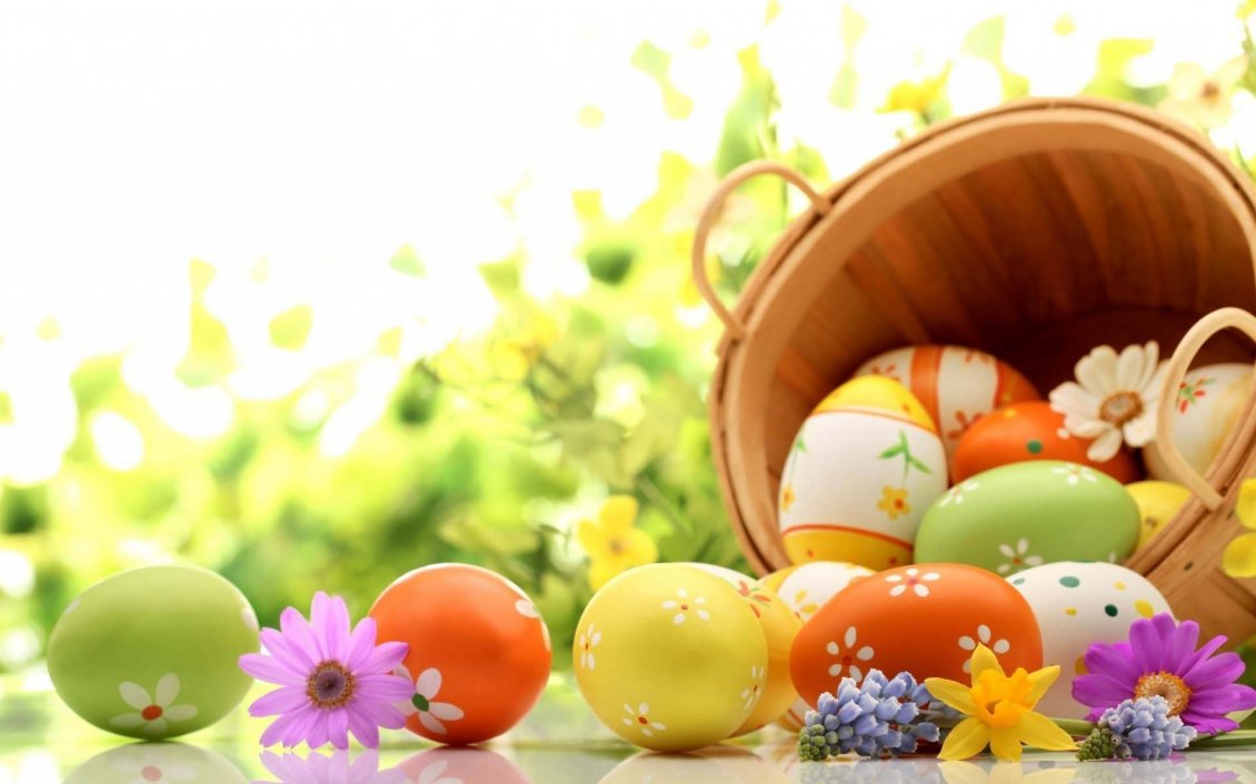 Download Wallpaper Wooden basket full with Easter eggs - Spring colours