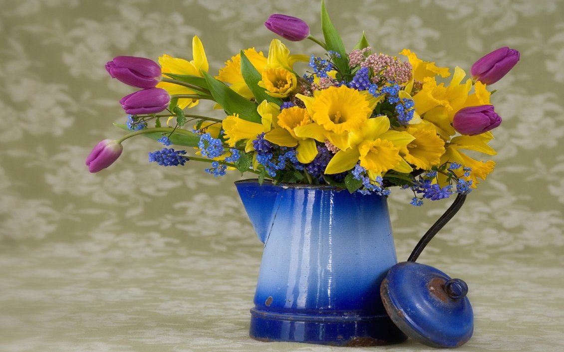 Download Wallpaper Old vase with wonderful spring flowers