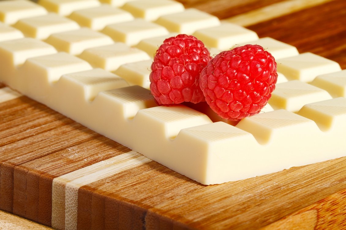 Download Wallpaper White chocolate bar and two delicious raspberry fruits