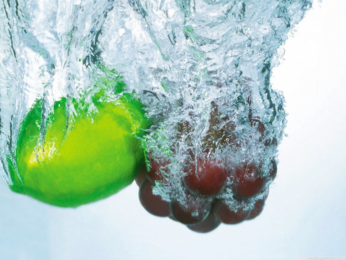 Download Wallpaper Grape and lime splash in the cold water