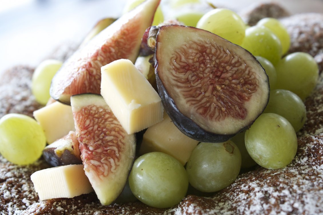 Download Wallpaper Figs and grapes - Perfect fruits for cheese