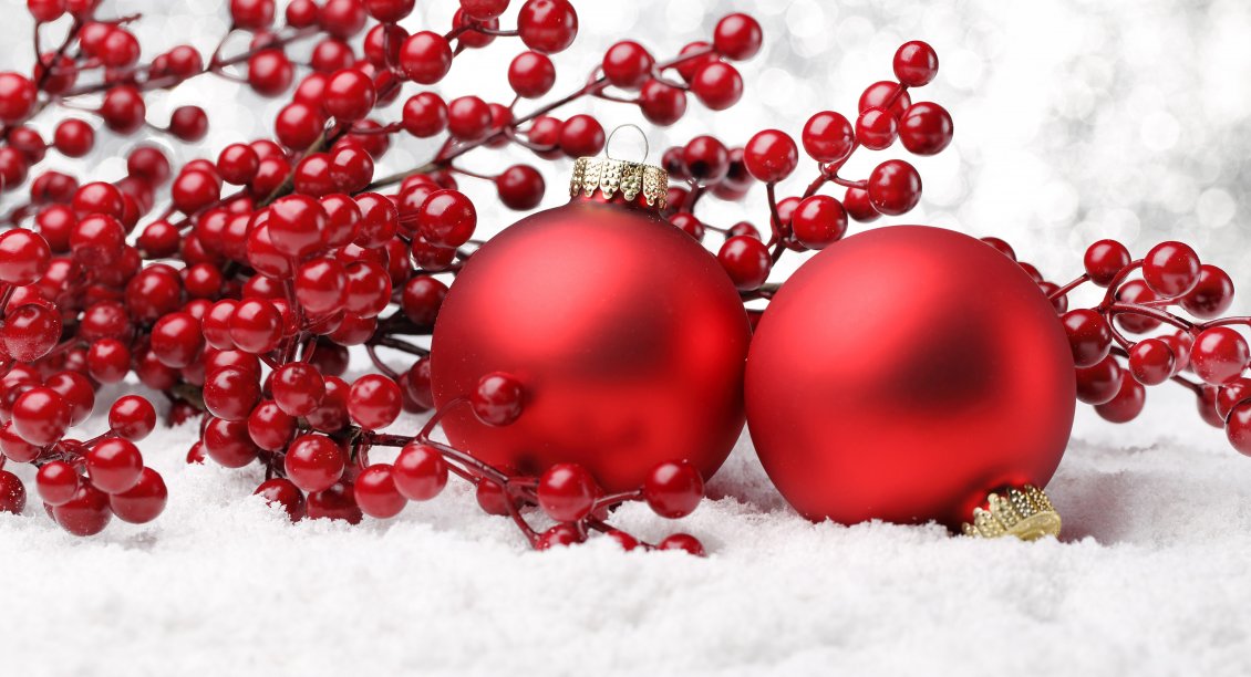 Download Wallpaper Red Christmas balls and red fruits - HD wallpaper