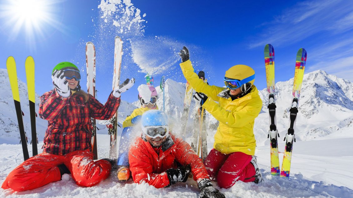 Download Wallpaper Happy people at skiing in the mountain - Colorful clothes